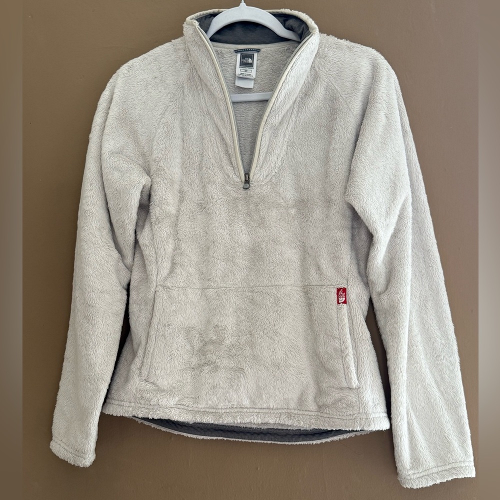 North Face Plush Fuzzy Quarter Zip Pullover in icey white gray for ski snow hike